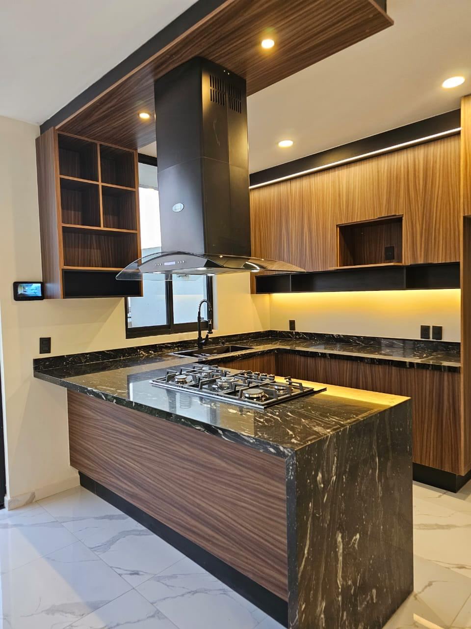 Isla de cocina con cubierta en piedra oscura fabricada por Linestone