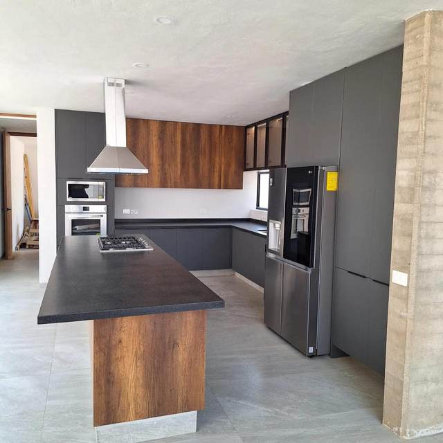 Isla de cocina en madera con cubierta de granito negro
