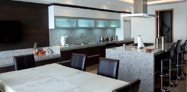 Cocina con cubierta en granito y área de comedor integrada
